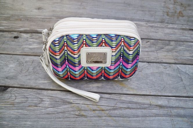 Huvudbild Lycke. Vit mönstrad väska