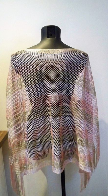 Rosa randig poncho. Bit'avant