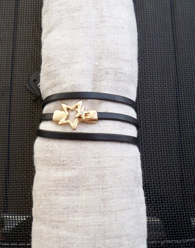 Svart Läderarmband Med Gulddetalj ISSEY Dansk Smykkekunst