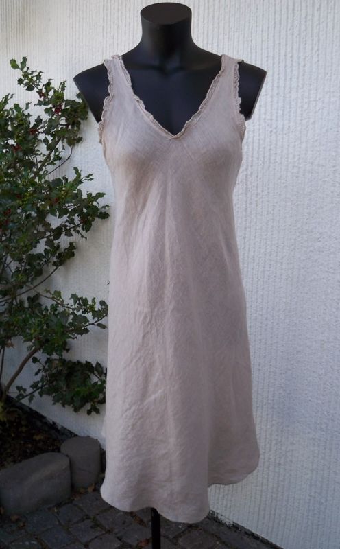 Beige Knälång Ärmlös Linneklänning. Made in Italy