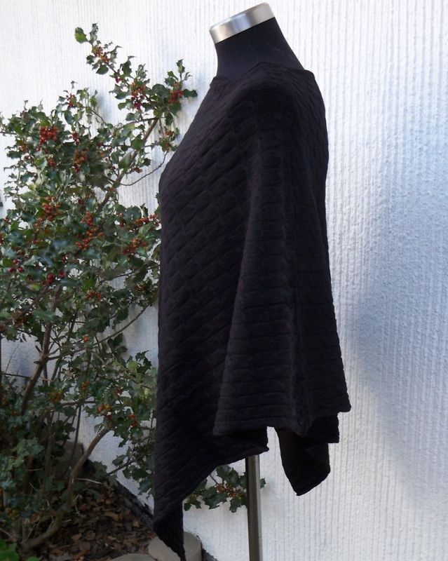 Svart Poncho Med Flätmönster Viskos Ull