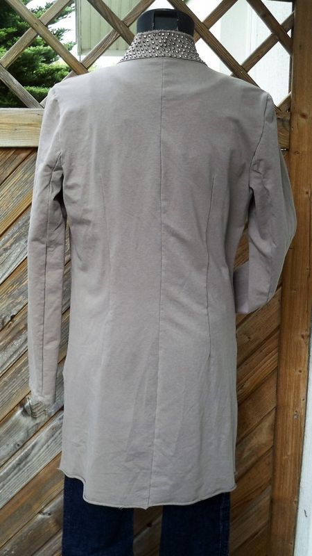 Beige lång jacka med nitar