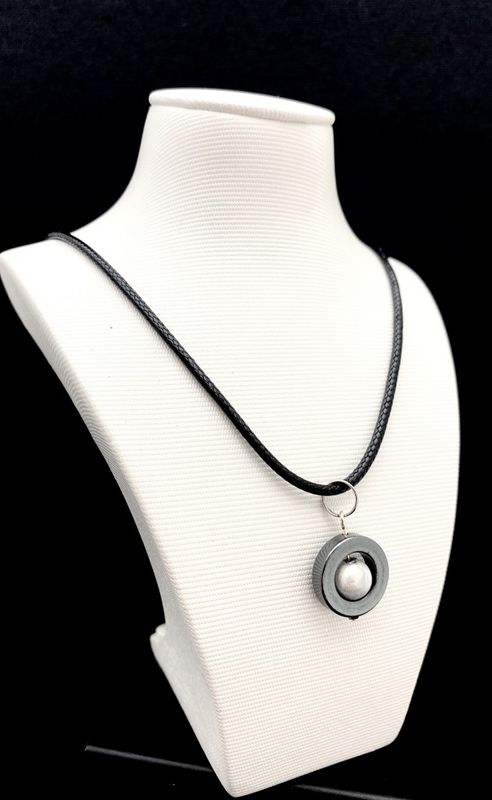 Halsband Hematit Med Vit Pärla Selma  Magnani Smyckesdesign