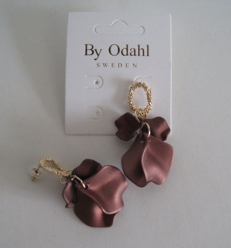 By Odahl Örhängen Löv Mörkbrun Silk