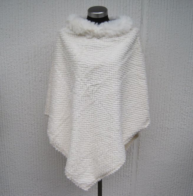 Huvudbild Cremevit Pälsponcho Med Krage