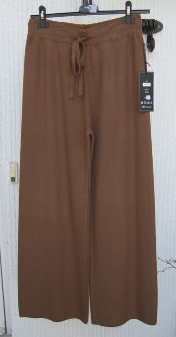 Huvudbild Bruna Stickade Byxor Med Raka Vida Ben