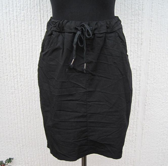 Huvudbild  Svart Knälång Stretchkjol - Soulful Fashion