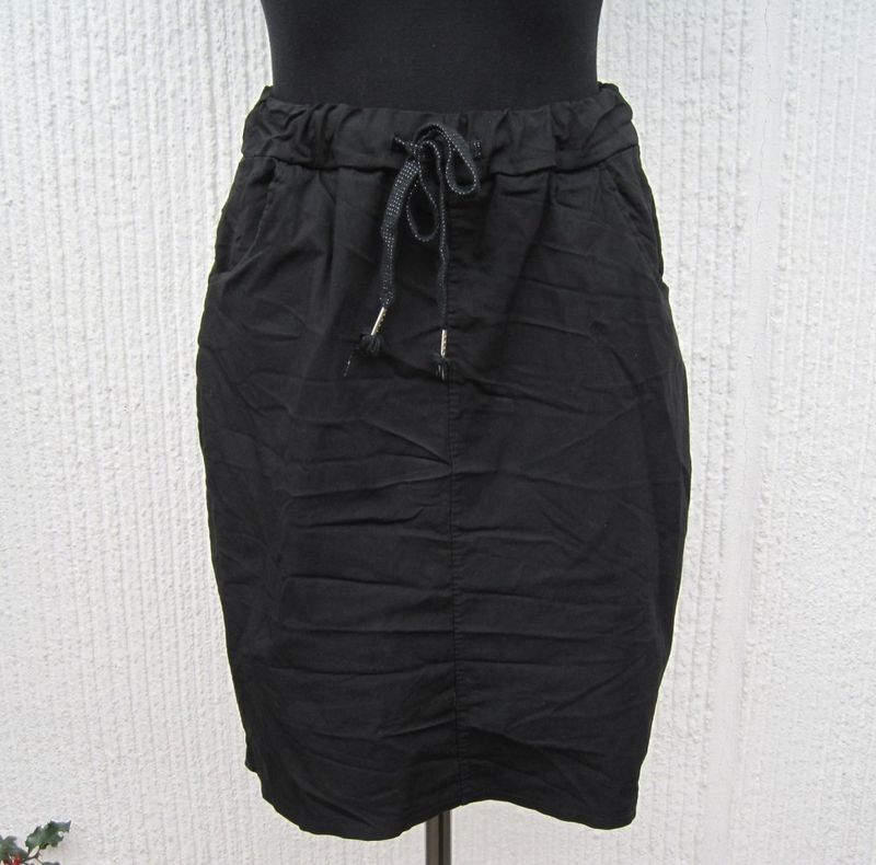  Svart Knälång Stretchkjol - Soulful Fashion