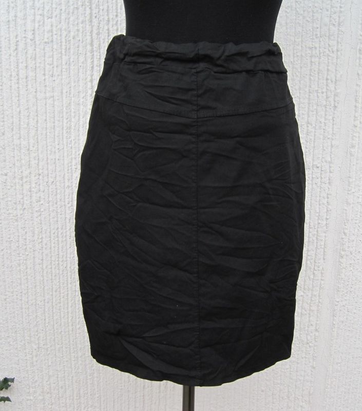  Svart Knälång Stretchkjol - Soulful Fashion