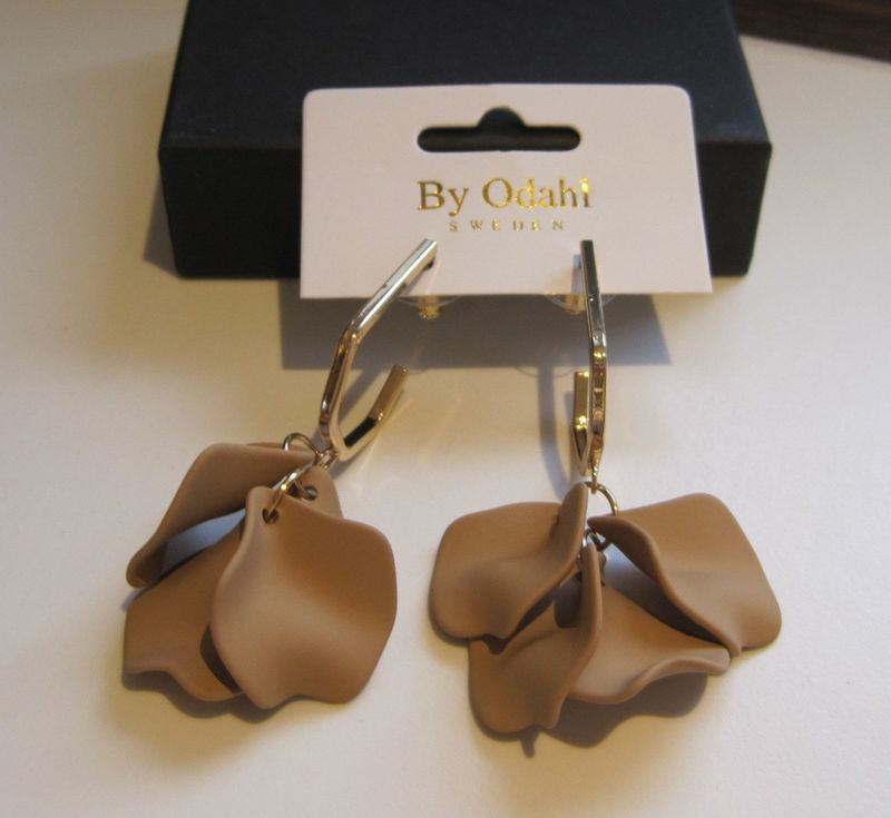 By Odahl Örhängen Beige Löv