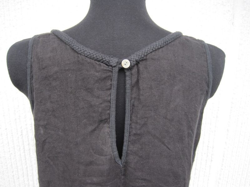 Svart ärmlös knälång linneklänning