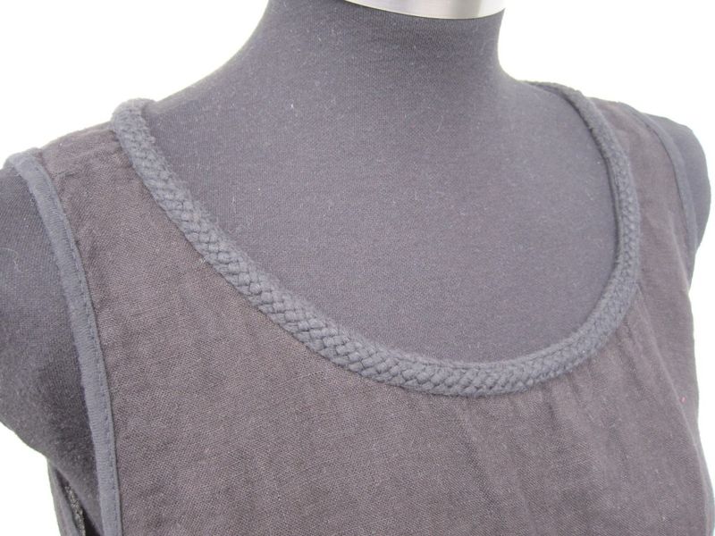 Svart ärmlös knälång linneklänning