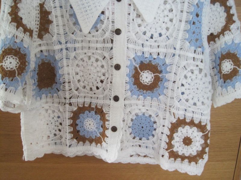 Vit virkad kofta mormorsrutor kort ärm