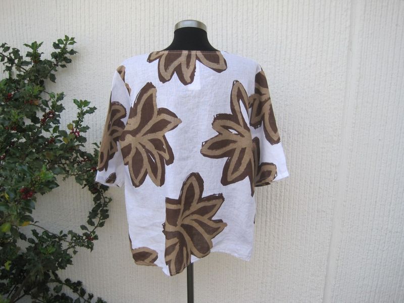 Vit linneblus med stora bruna blommor och halvlång ärm Puro Lino