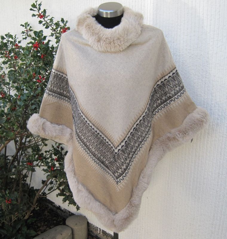 Beige Poncho Med Mönsterbård Och Pälskant