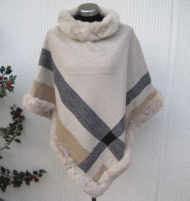 Huvudbild Beige Poncho Med Ränder Och Pälskant