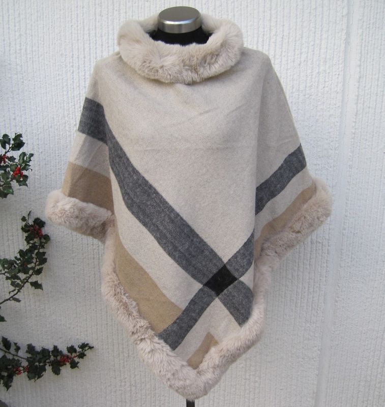 Beige Poncho Med Ränder Och Pälskant