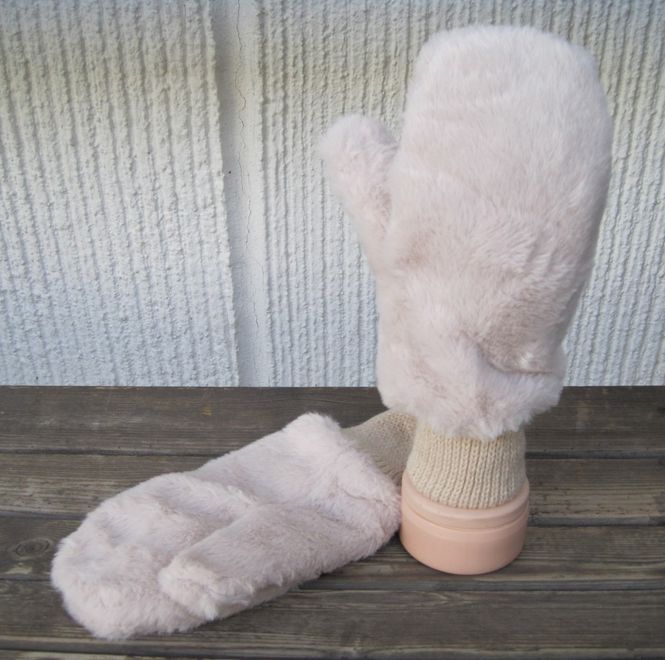 Huvudbild Ljusbeige Tumvantar Med Fuskpäls