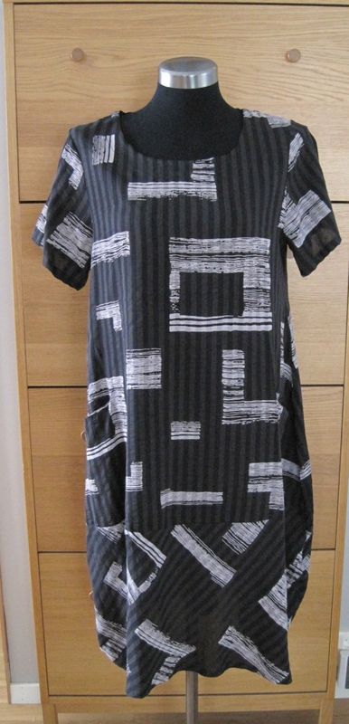 Svart Grå Mönstrad Klänning Med Kort Ärm