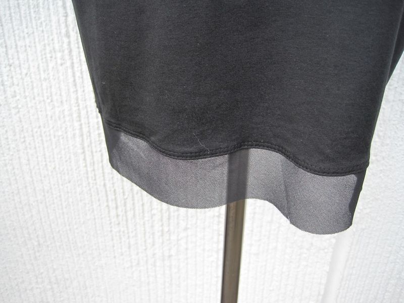 Svart viskosblus / topp med kort ärm och chiffongkant