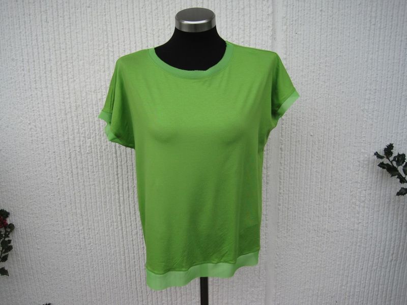 Kiwigrön viskosblus / topp med kort ärm och chiffongkant