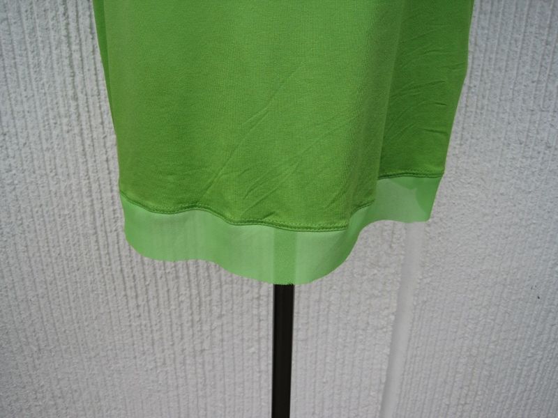 Kiwigrön viskosblus / topp med kort ärm och chiffongkant