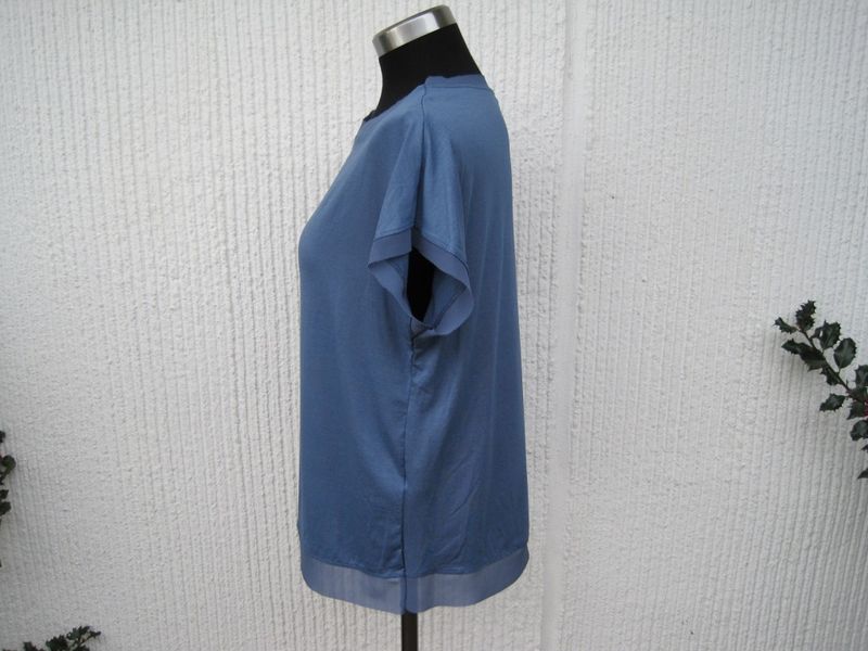 Jeansblå viskosblus / topp med kort ärm och chiffongkant