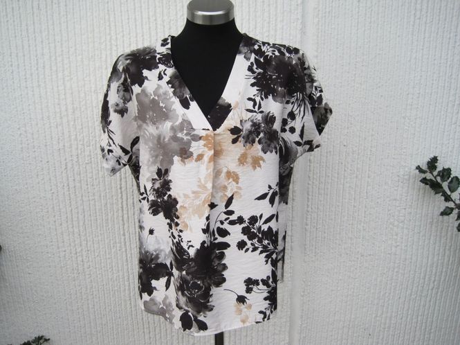 Huvudbild Blommig viskosblus med kort ärm. Natur / svart