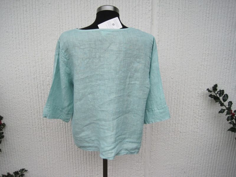 Mintgrön Linneblus med halvlång ärm och dekorknappar. Puro Lino