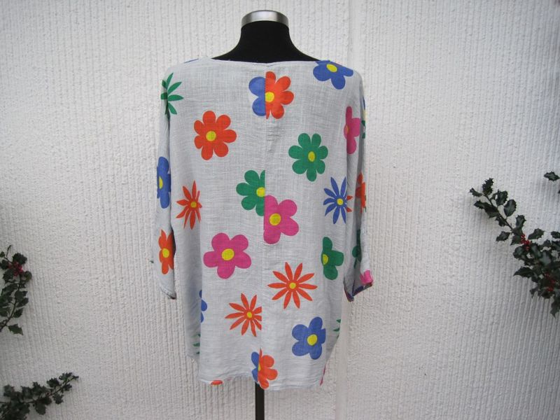 Ljusgrå bomullsblus med färgglada blommor. Made in Italy