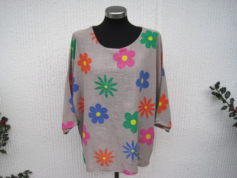Beigegrå bomullsblus med färgglada blommor. Made in Italy
