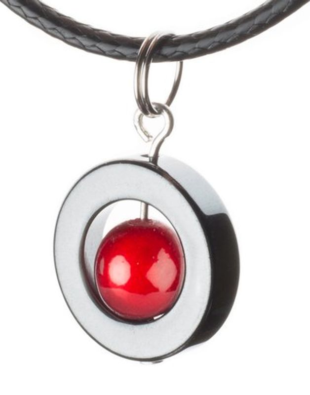 Halsband Hematit Med Röd Pärla Selma  Magnani Smyckesdesign