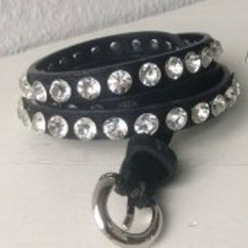 Smalt svart bälte med stenar